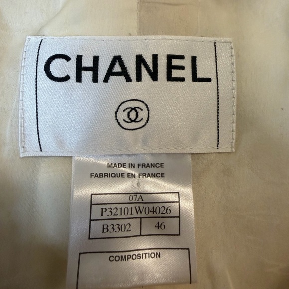 CHANEL Ivory Tweed Coat with Vibrant Trim - Picture 14 of 17
